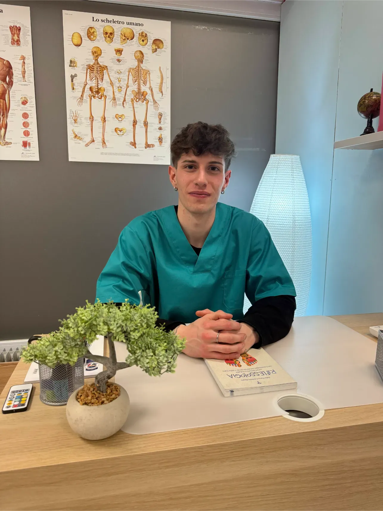 Alan Ruggeri, massoterapista a Trento, durante un trattamento